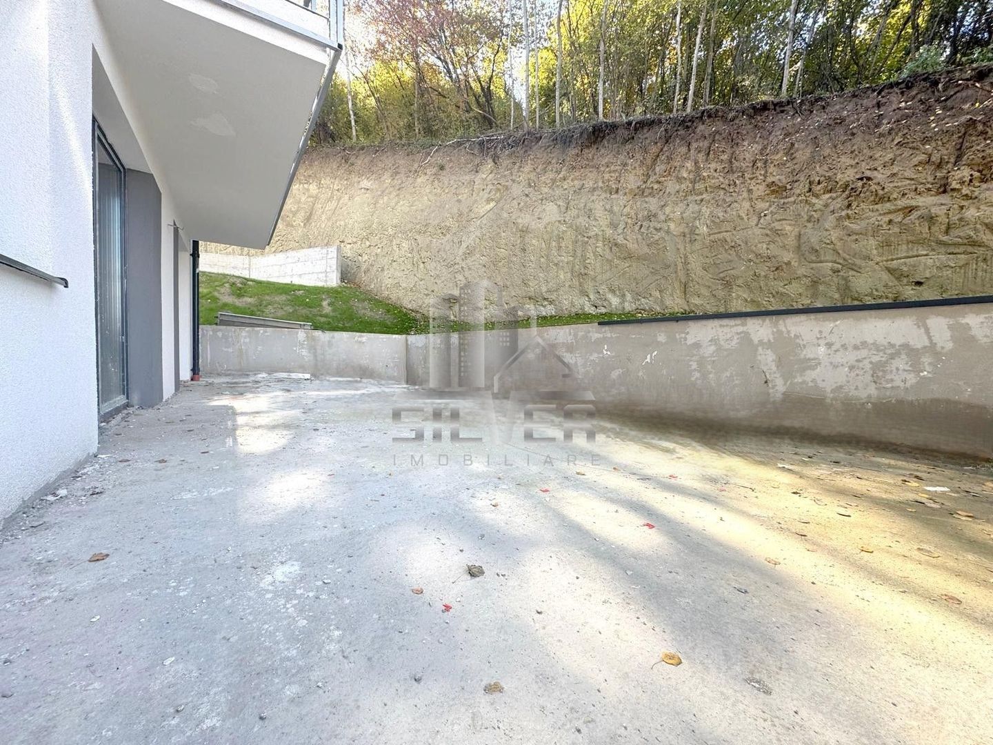 Apartament cu 3 camere dec.+TERASA de 60 mp. - Poză 1