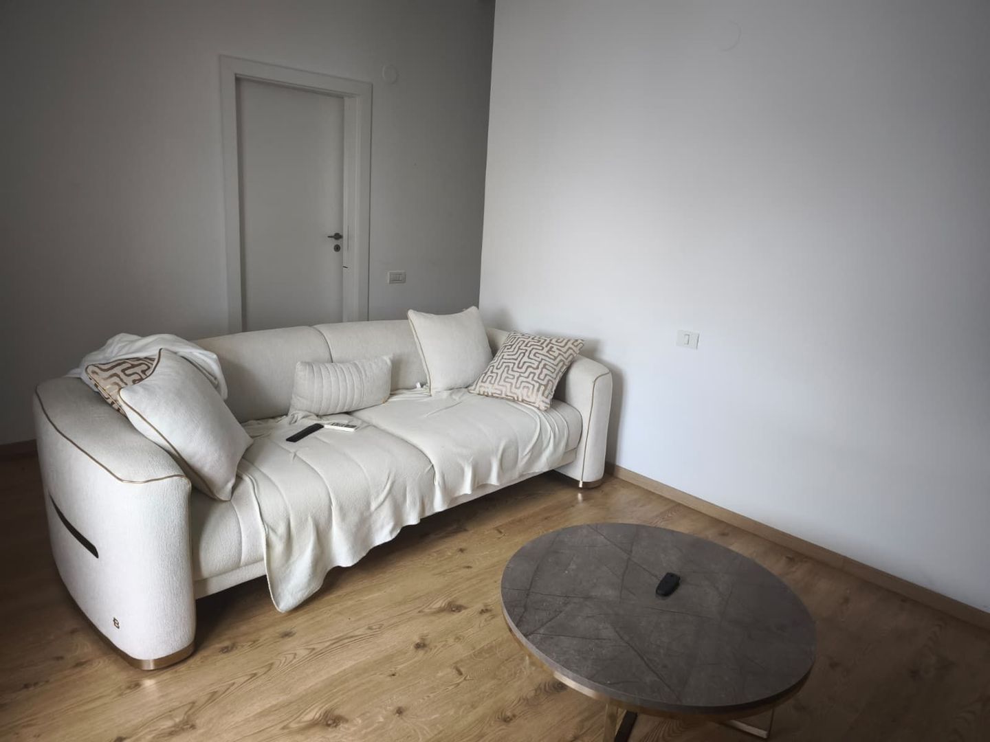 Apartament cu 3 camere si terasa de inchiriat in Cosmopolis - Poză 2