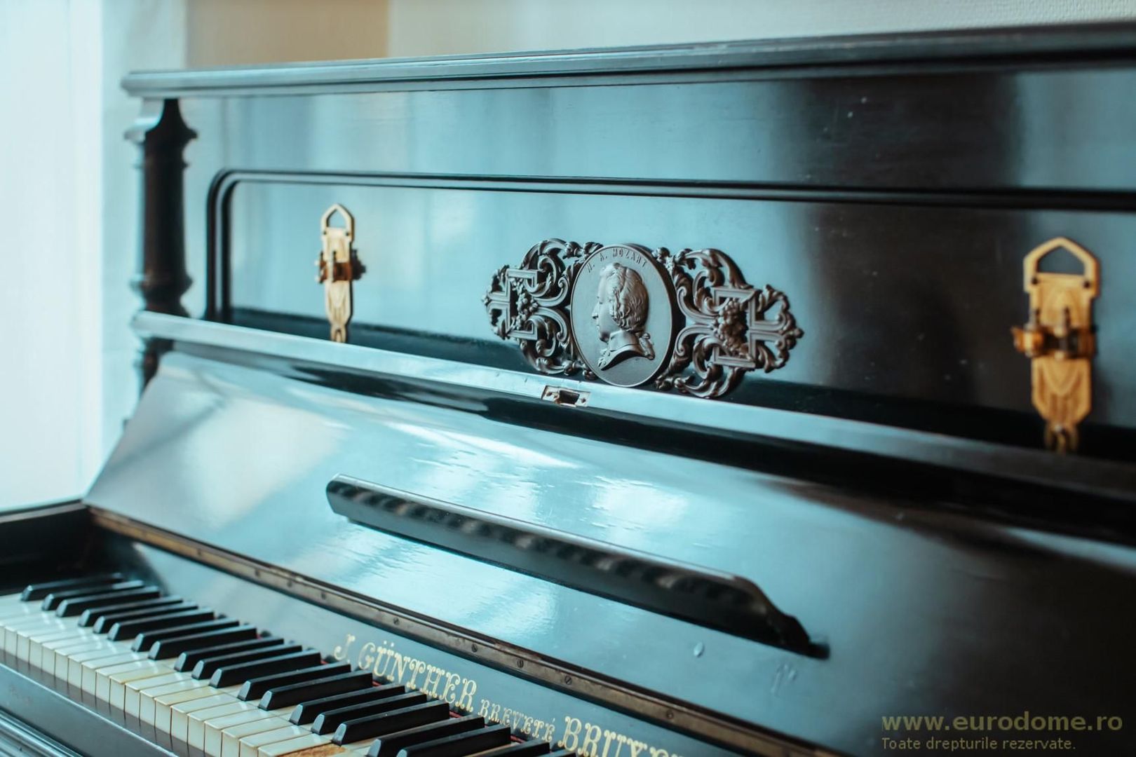 Piata Sfatului, apartament  deosebit, luminos, cu priveliște frumoasă - Poză 11