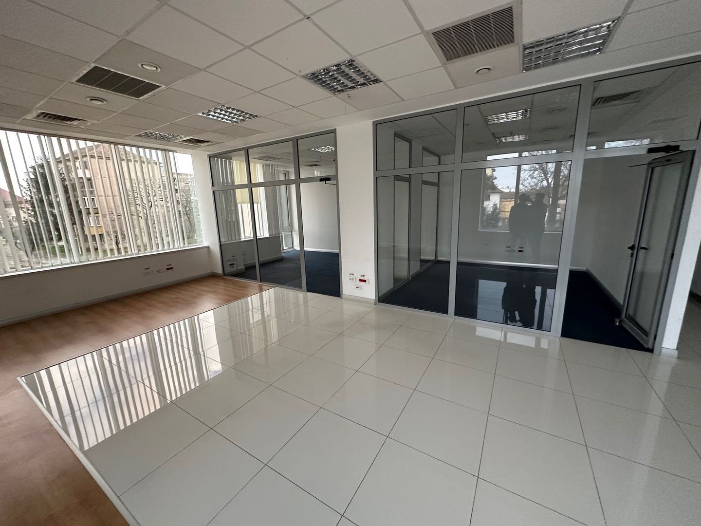 Spatiu de birouri la artera - Poză 10