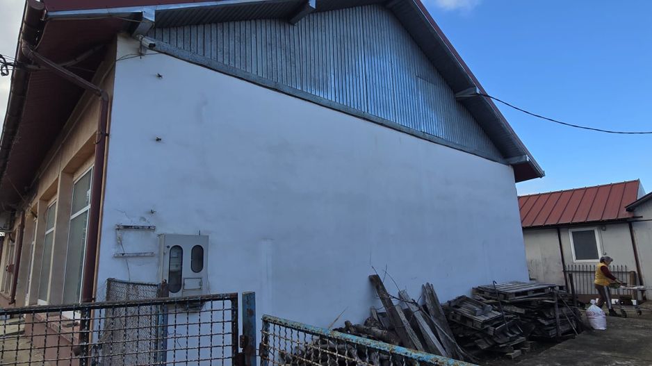 Se oferă spre vânzare / închiriere clădire cu spațiu comercial - Poză 19