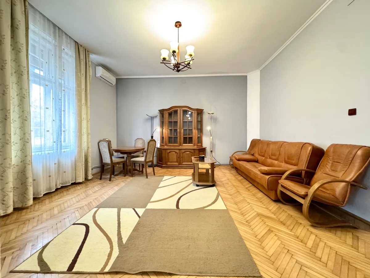 Apartament 2 camere la casă, curte și liniște, lângă centrul orașului — fotografia 2