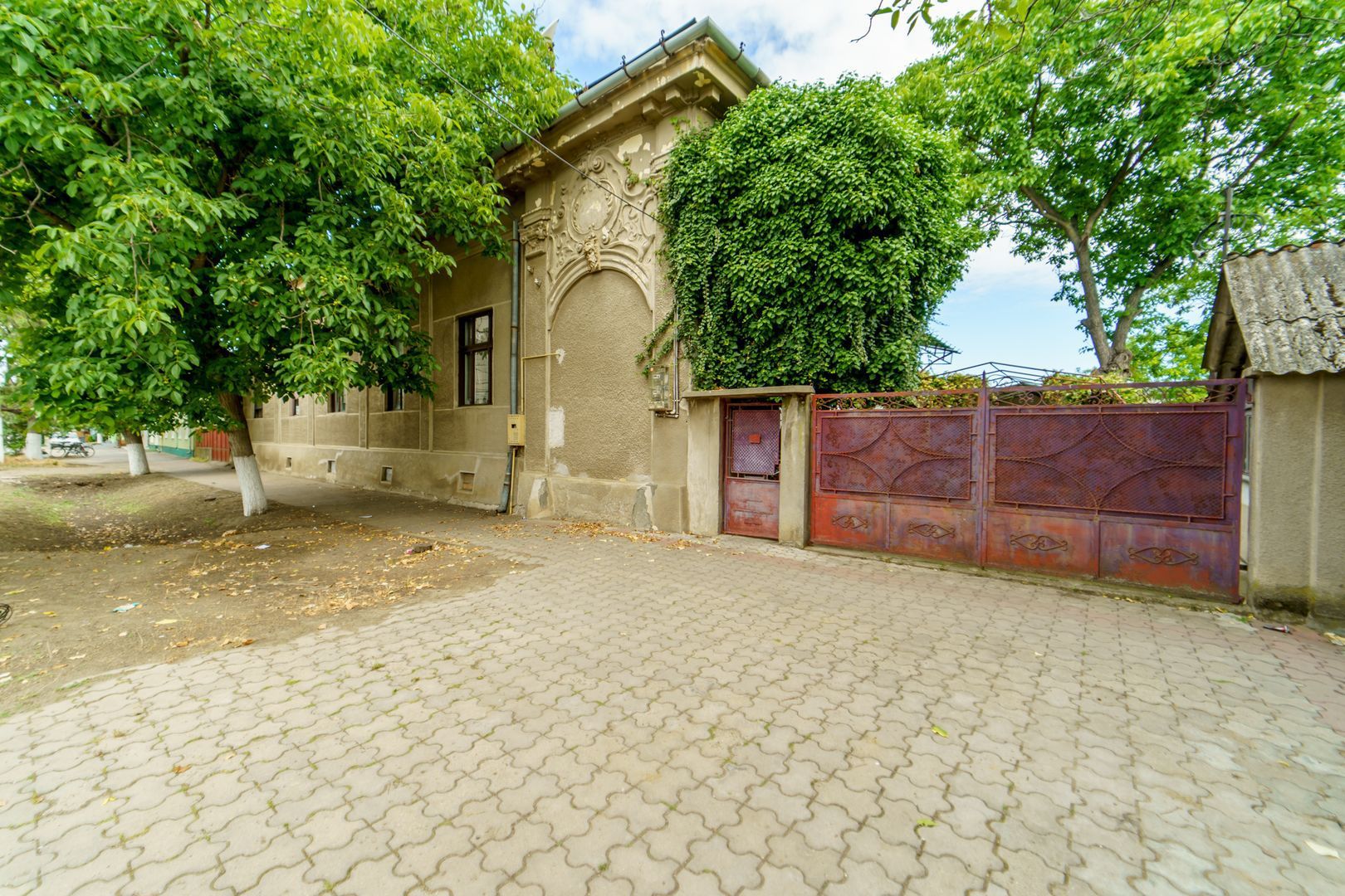 Casă cu teren 1674 mp - Poză 1