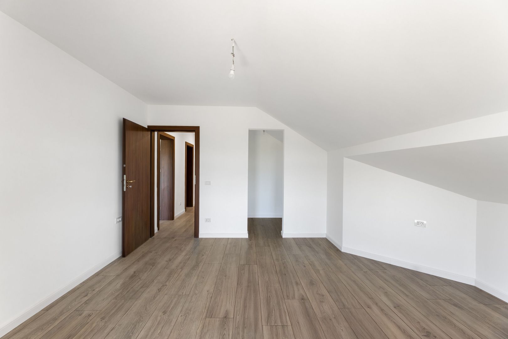 Eleganta, Confortul, Calitatea, liniste Vila P+M Garaj Pecica Arad - Poză 7