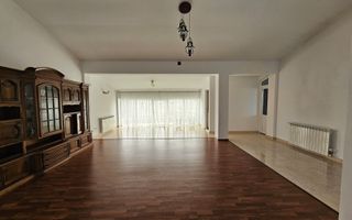 Vila generoasa de inchiriat intr o zona principala a orasului - Poză 10