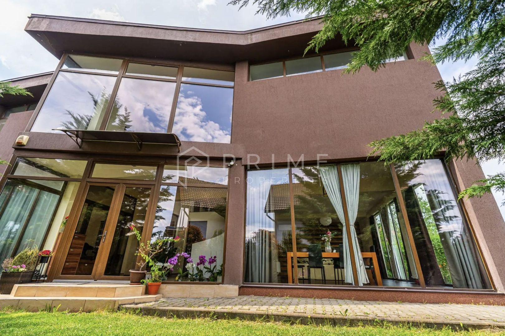 Vilă cu design și dotări deosebite de vânzare - Poză 12