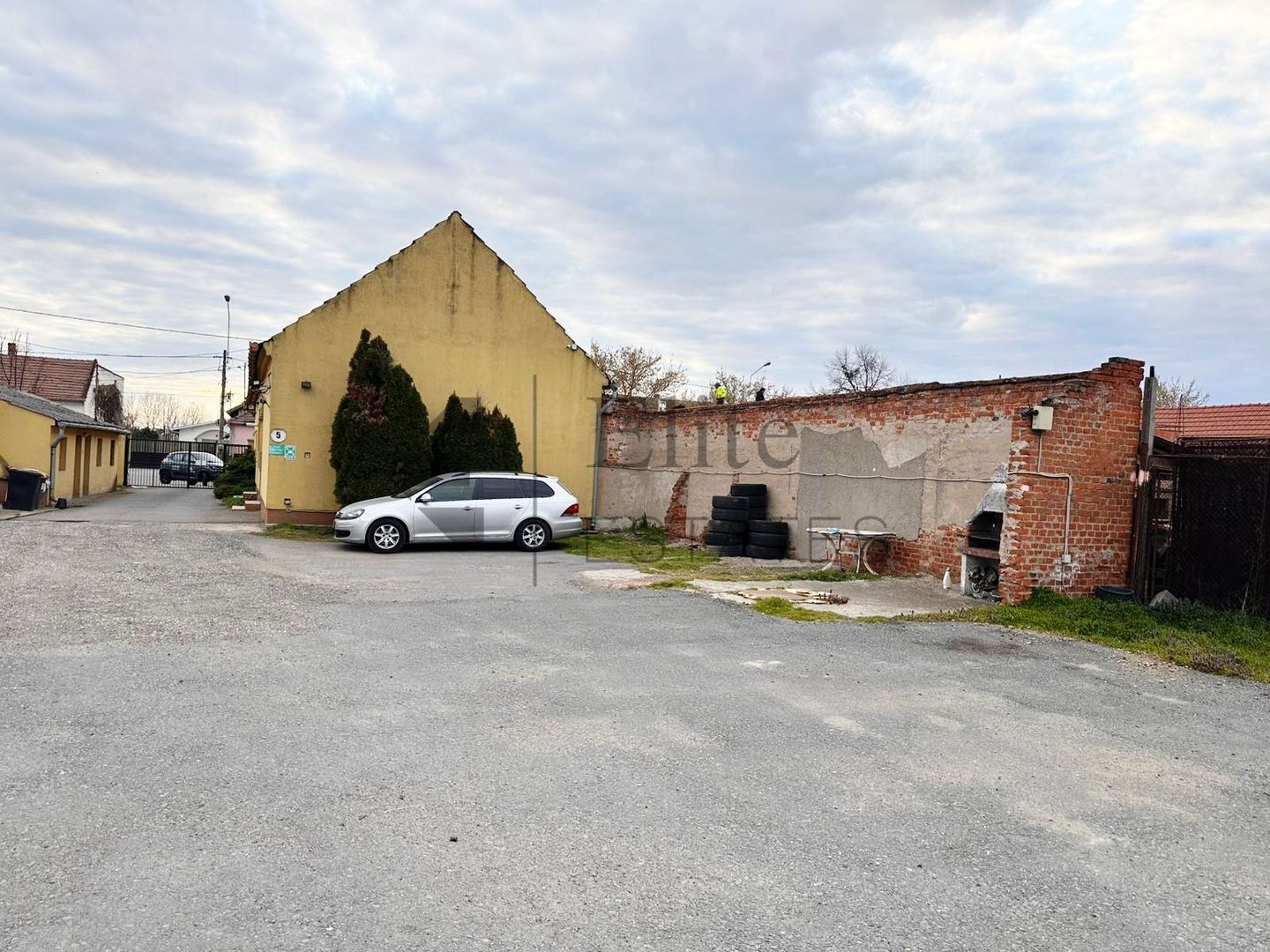 Spatiu cu 4 birouri cu teren de 3000mp - Poză 2