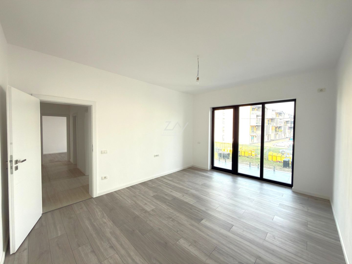 Bloc finalizat la asfalt. Decomandat. Etaj 1. Loc de parcare. - Poză 1