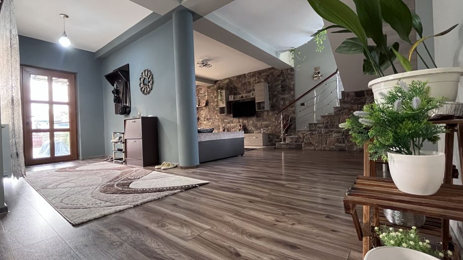 Casa de vânzare în Vulcana Pandele, la o distanță mica de oraș! - Poză 6