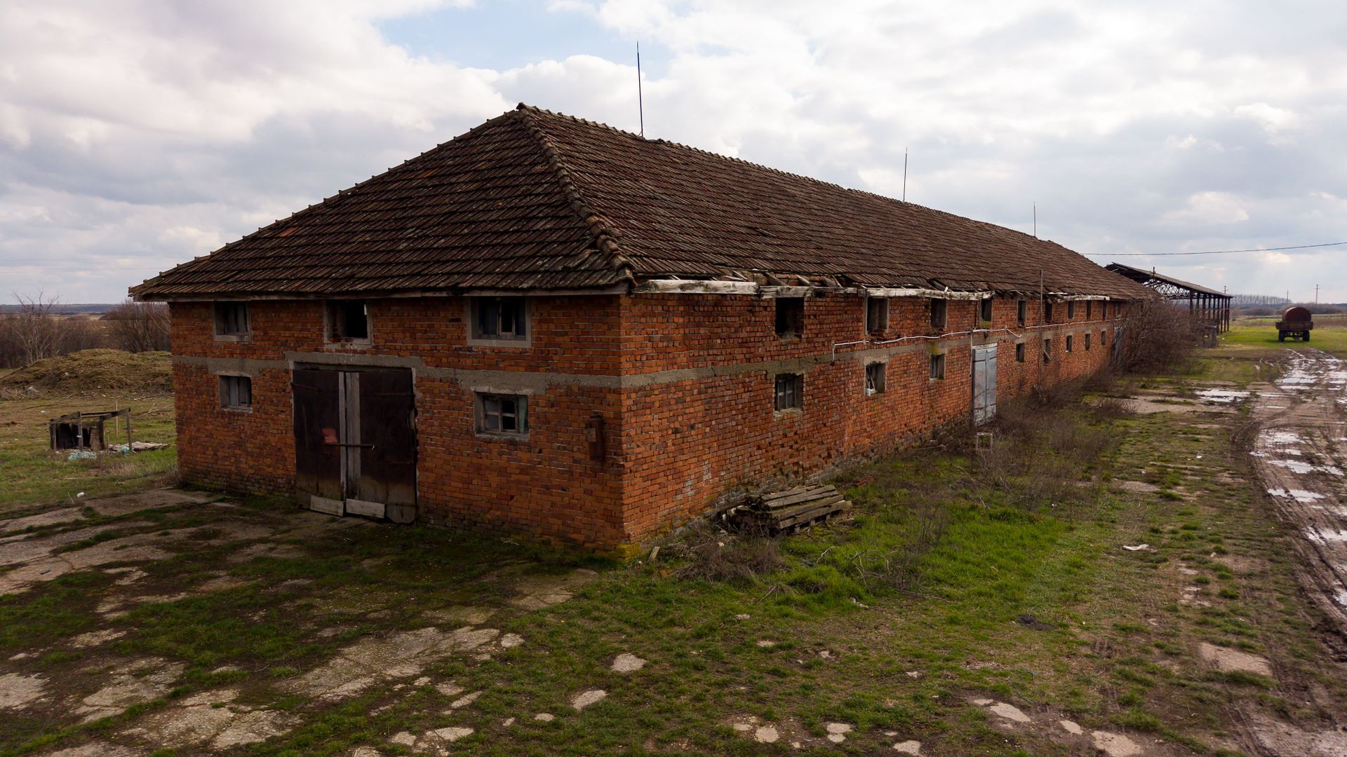 Fermă cu teren intravilan de 35000 mp în Mișca - Poză 19