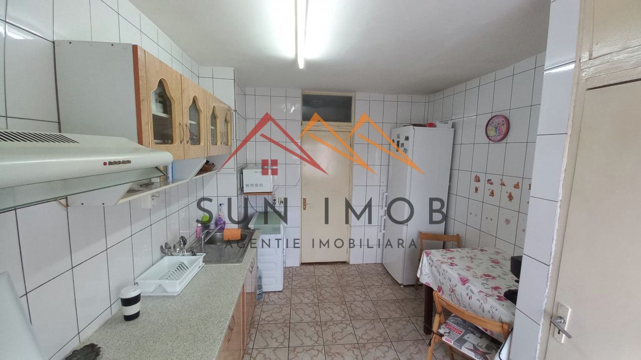 Apartament 3 camere, decomandat, ultracentral, spatios, CT, Campina - Poză 3