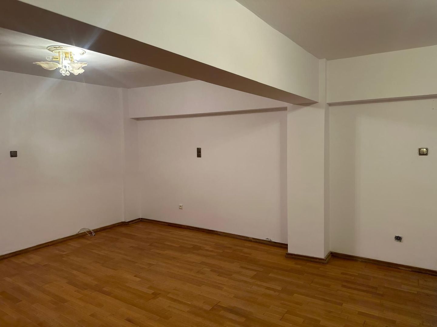ageuropa.ro vinde apt. cu 4 cam. RENOVAT, 106mp, etaj 1 în zona SOARELUI. - Poză 14