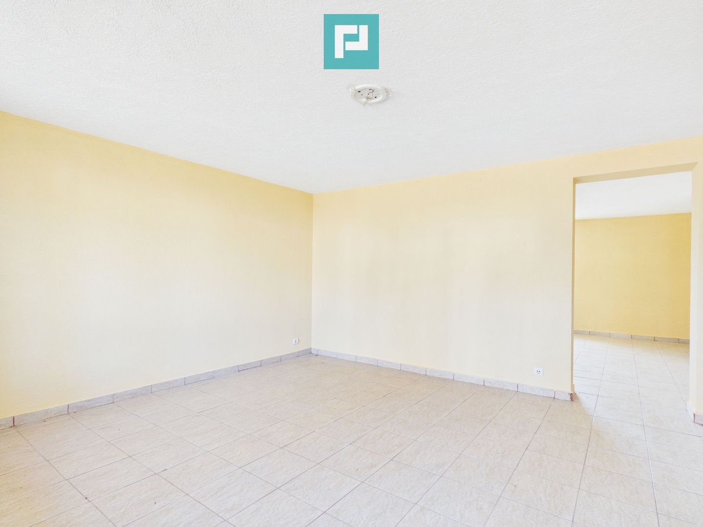 Casă cu 8 camere pentru investiții în Maciova CS - Poză 4