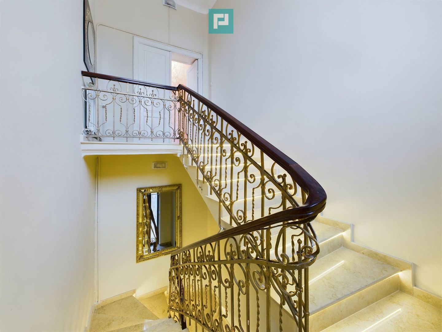 Apartament Central Renovat – Spațiu Generos la Piața Unirii - Poză 2