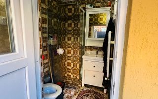 Casa cu teren , ULTRACENTRAL , singur in curte - Poză 6