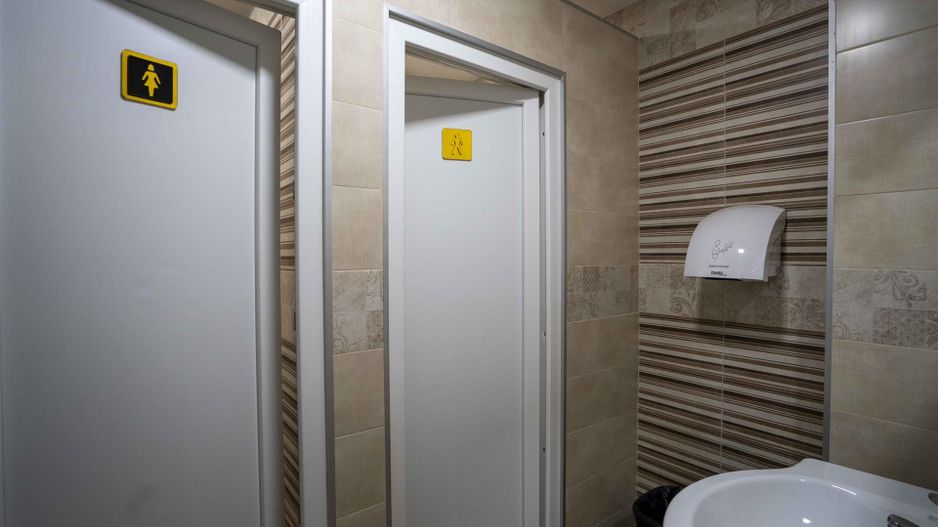 Baza de tenis si constructie moderna - Poză 18