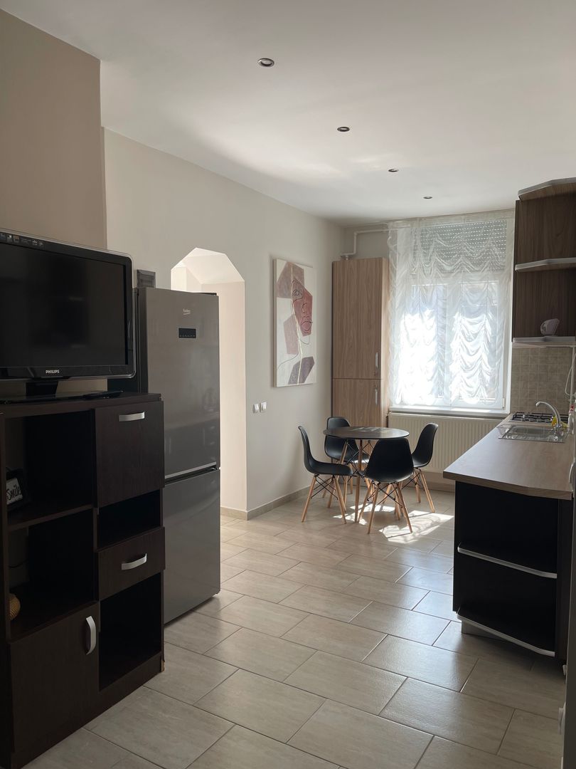 Apartament central! Mobilat și utilat! - Poză 1