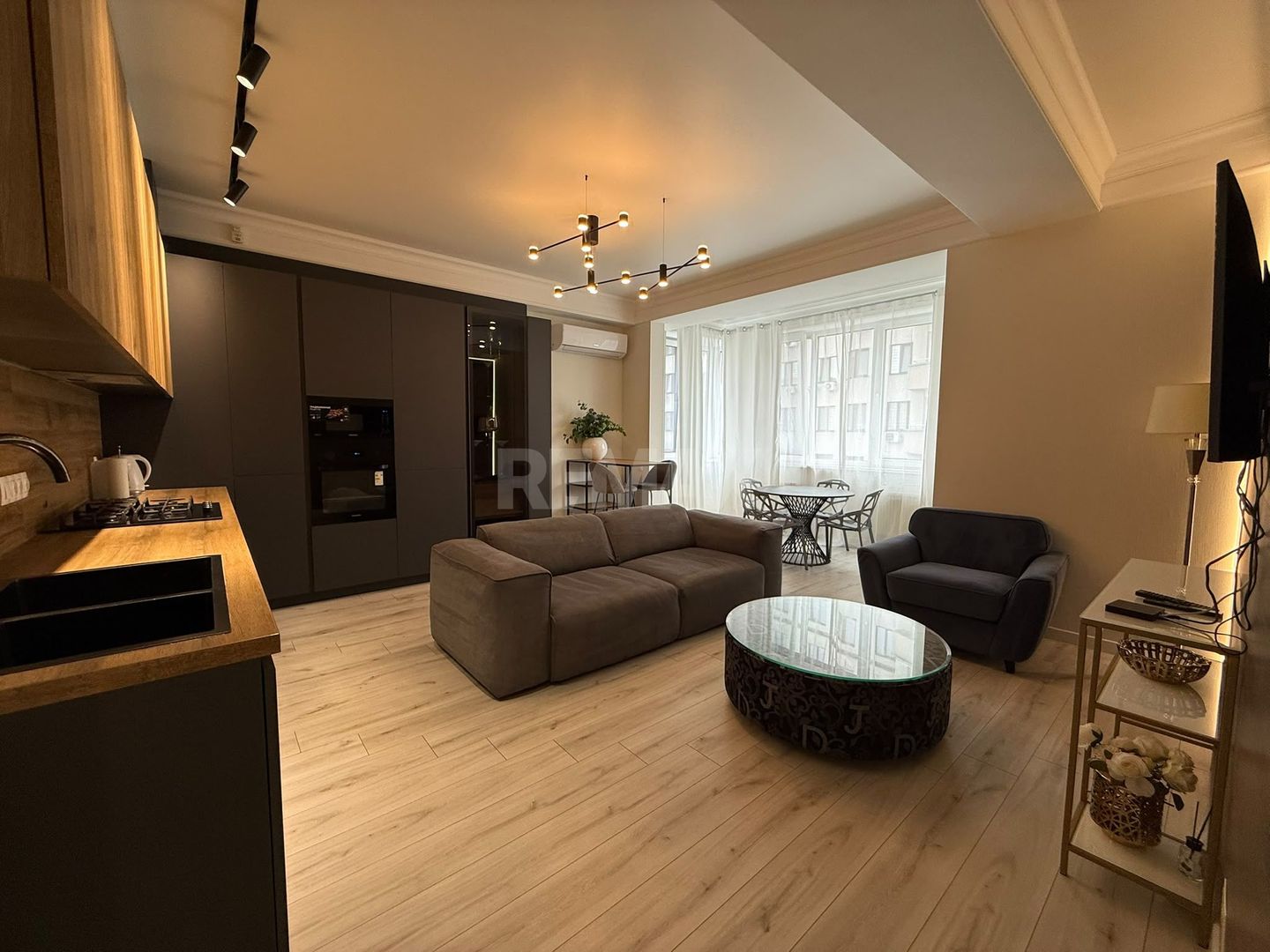 Apartament cu 2 dormitoare si living chiar in centrul Chișinăului - Poză 1