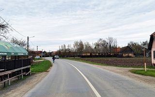 Teren intravilan pentru case in centrul Podu Oltului de 5600mp, 28 euro/mp - Poză 2