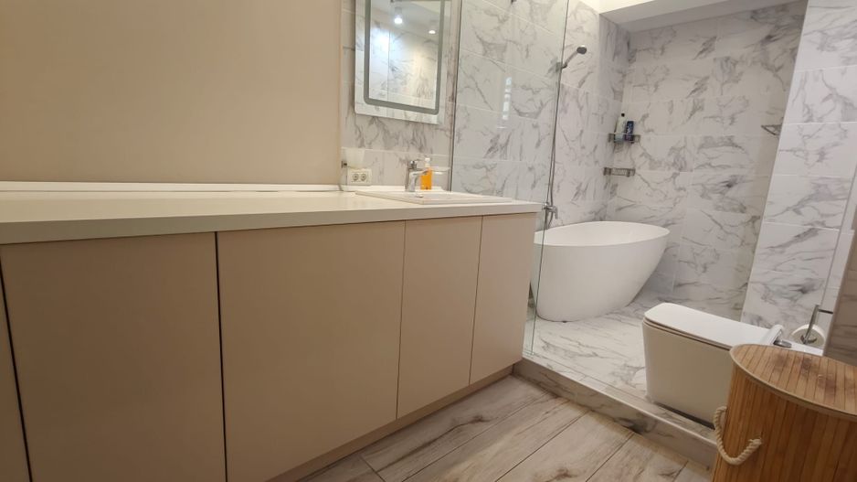 DE VÂNZARE — 3 CAMERE, B-DUL MAMAIA, DELFINARIU, VEDERE LAC - Poză 13