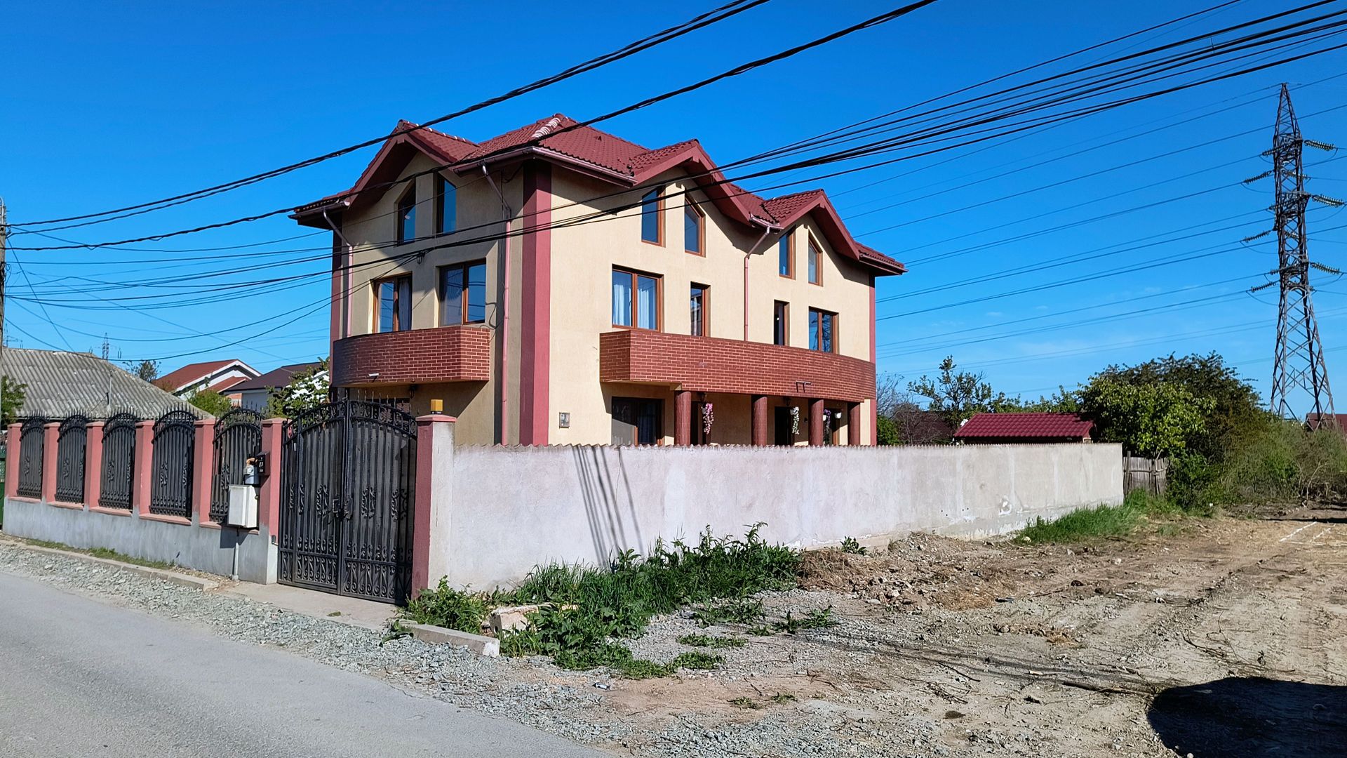 Năvodari | Casă spațioasă cu teren mare - Poză 1