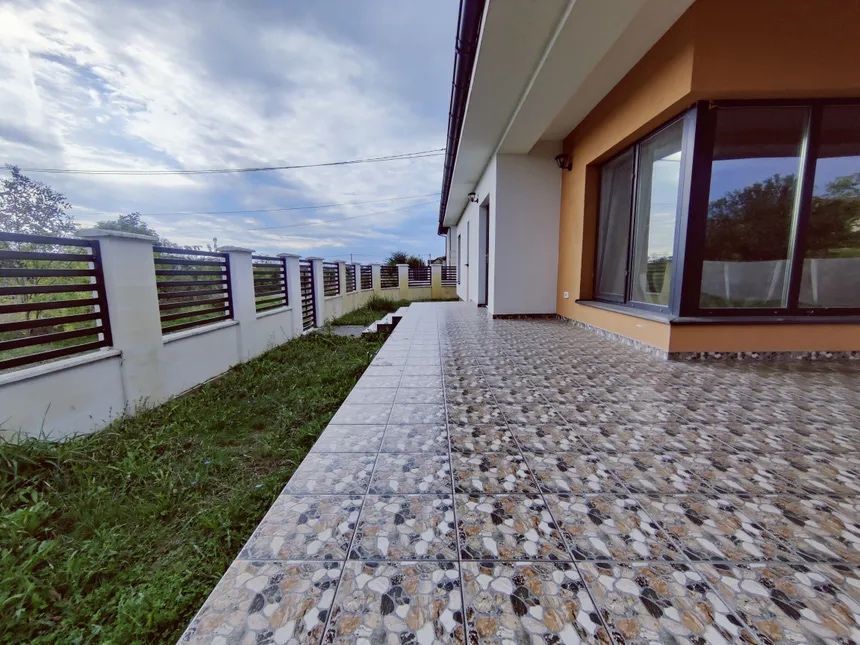 Vilă cu terasă de vis, mansardă cochetă și confort deplin I Sacalaz - Poză 1