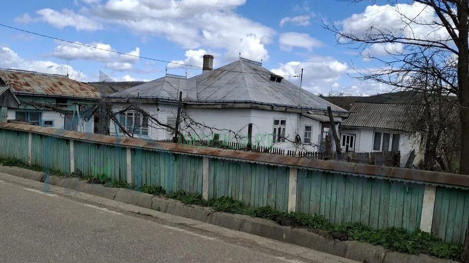 Casă tradițională din cărămidă cu anexe și teren 5000 mp, Dumbrava, com. Lespezi - Poză 1