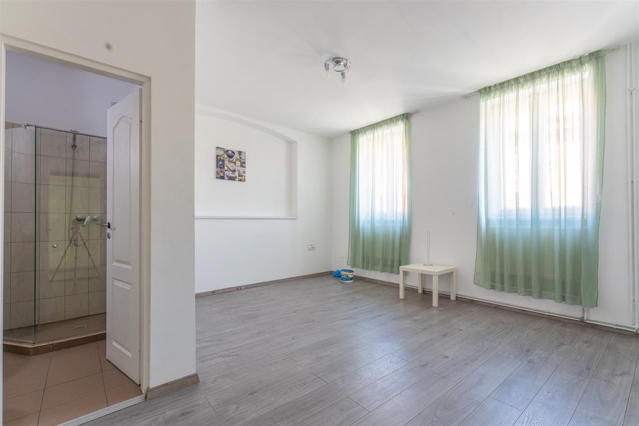 Casa cu spatiu comercial si 9 camere in zona istorica a Brasovului - Poză 8