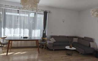 Casă spațioasă, renovată complet, într-o zonă liniștită - Poză 1