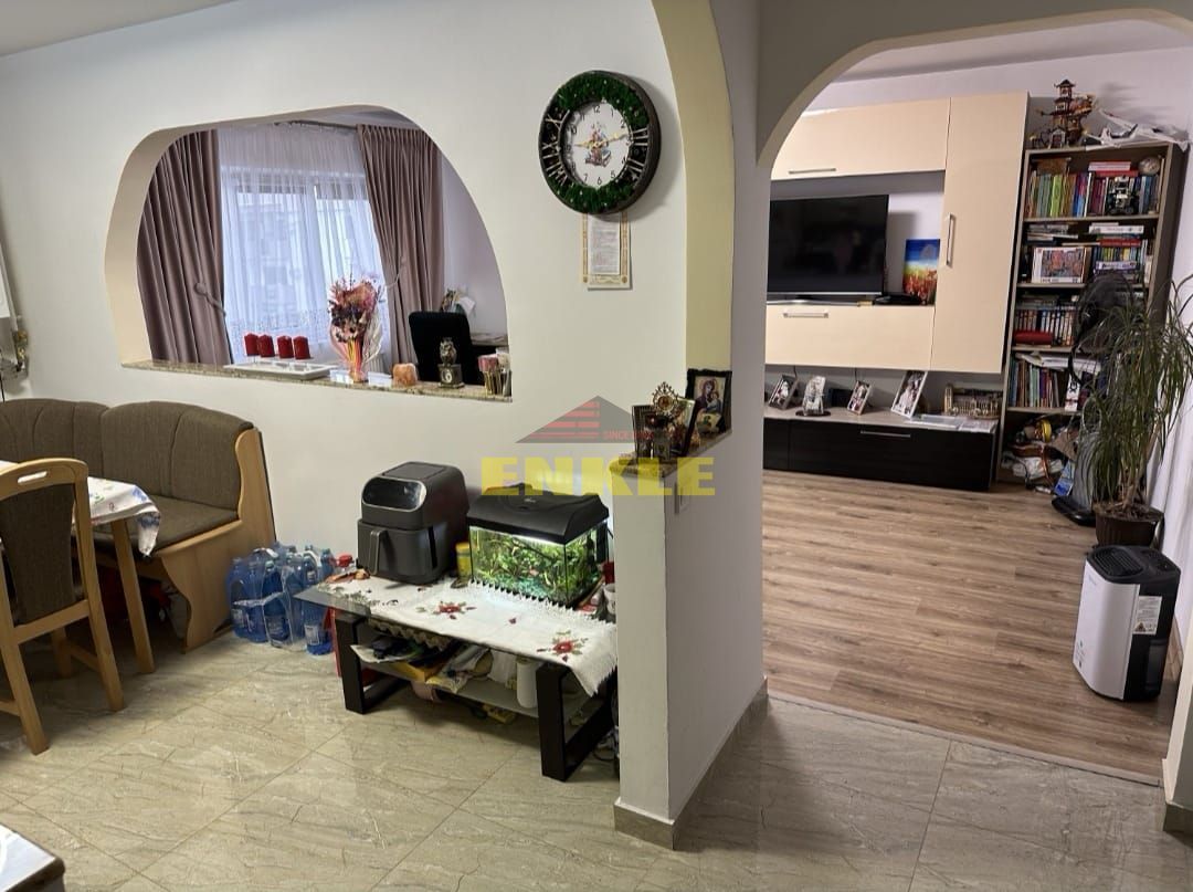 De vanzare apartament cu 3 camere, zona Mall. - Poză 1