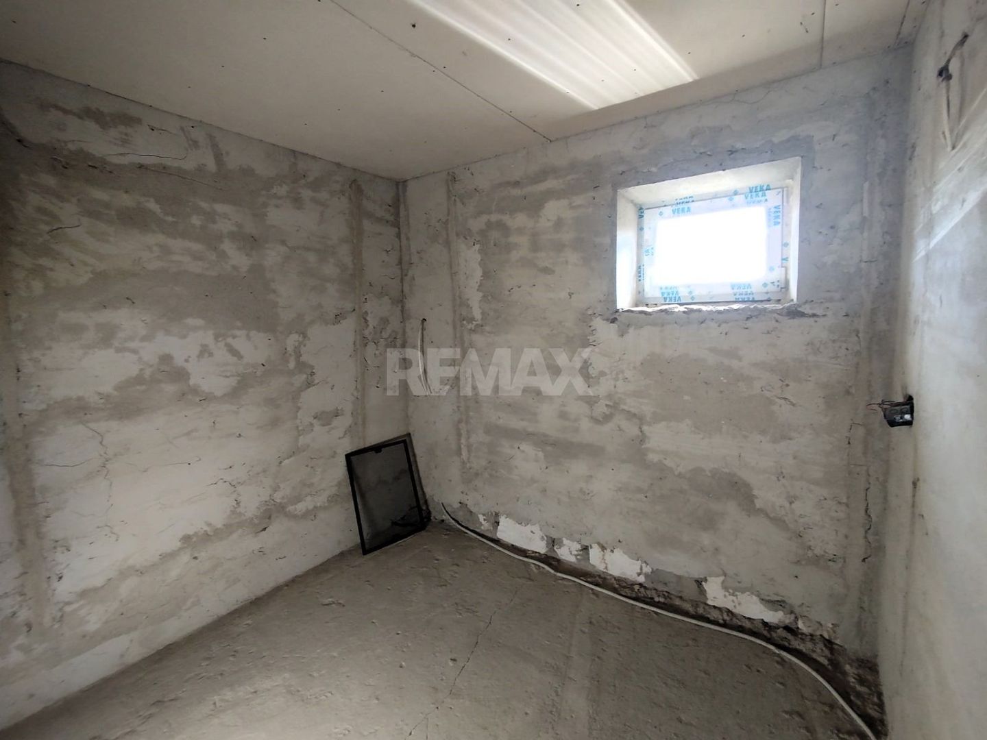 CASĂ CU 2 NIVELE – 136 m² | 4 DORMITOARE | 7 ARI ANENII NOI - Poză 15
