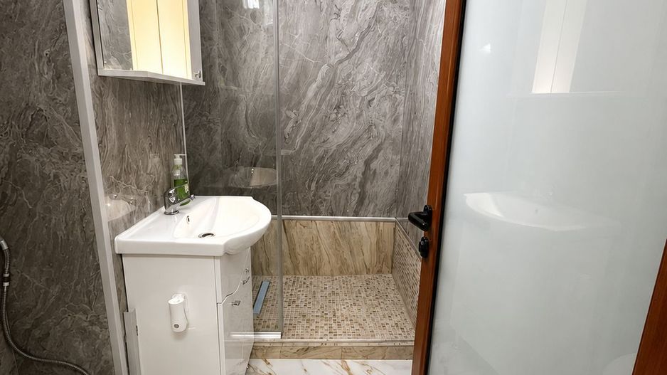 Apartament spațios 3 cam, complet renovat, mobilat – disponibil 01.07. - Poză 9