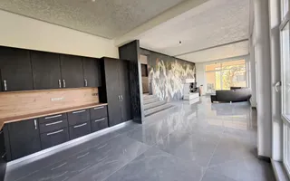 Casa cu piscina interioara si priveliste catre Cetatea Cisnadioarei - Poză 13