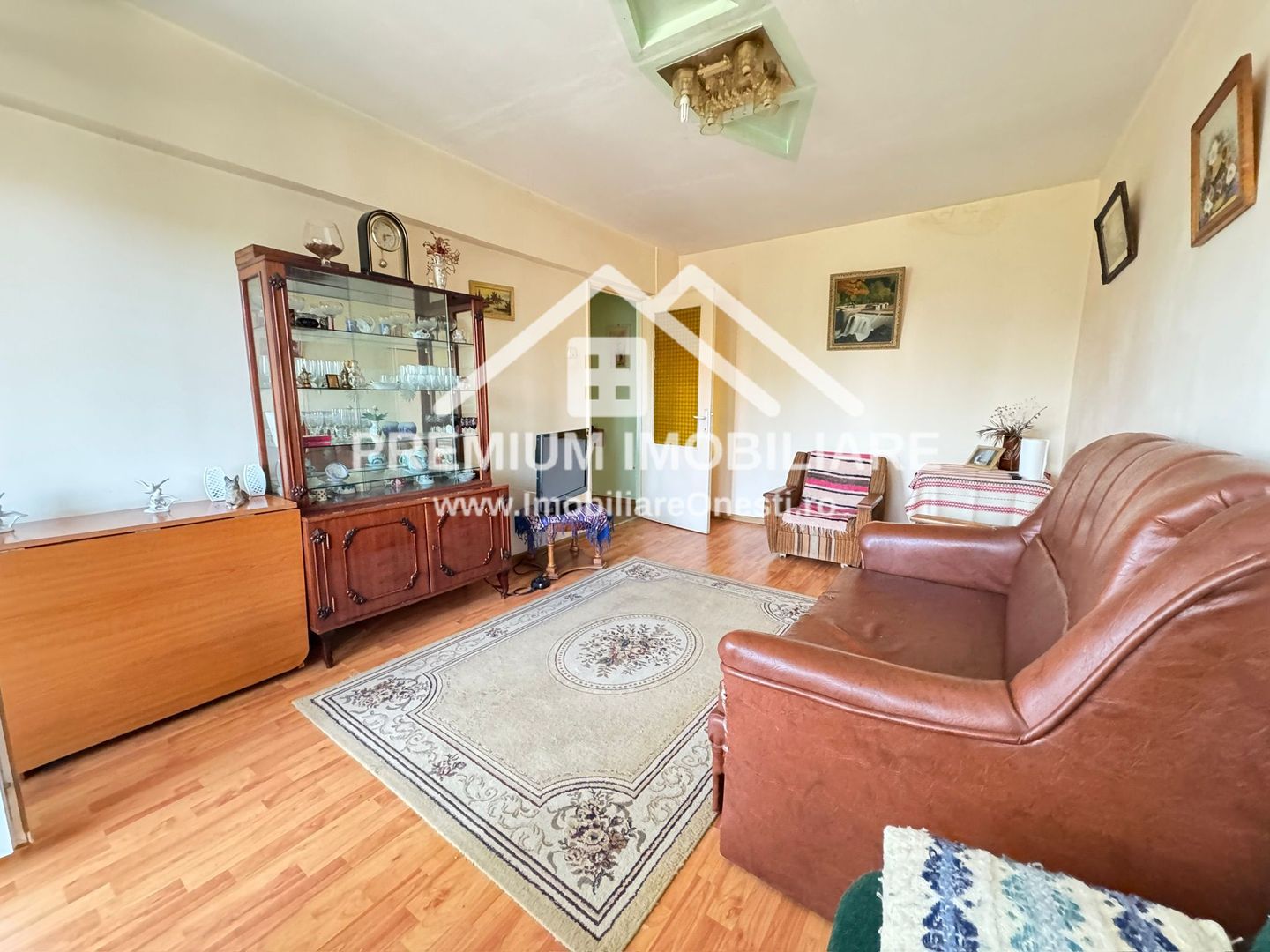 Apartament 3 camere etaj 2 de vanzare - Poză 1