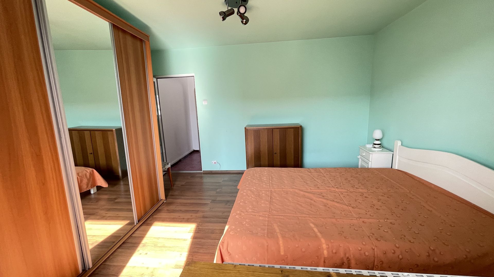 Apartament spațios cu două camere, etajul 4 cu acoperiș. - Poză 19