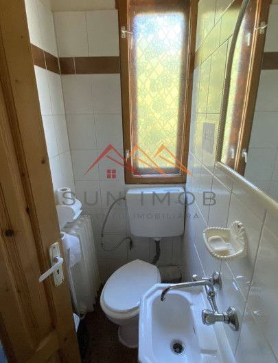 Vila de vanzare, teren 3100 mp, 7 camere, 6 grupuri sanitare, 3 CT, an 1997 - Poză 47