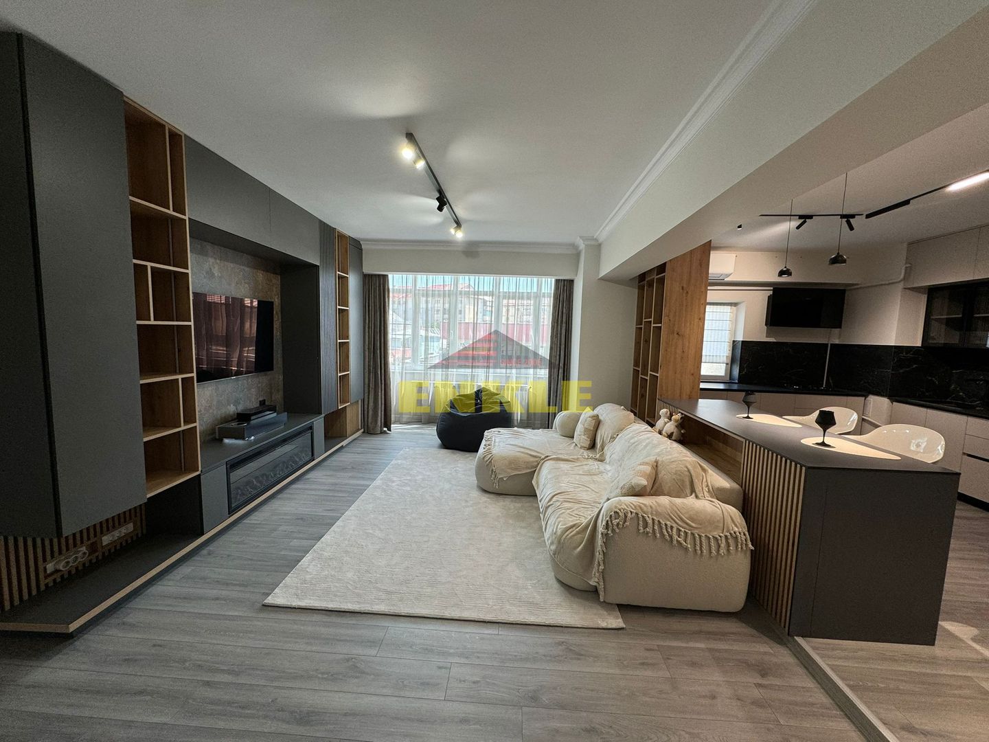 De vânzare – Apartament 4 camere, 102 mp, zona Bazar - Poză 1