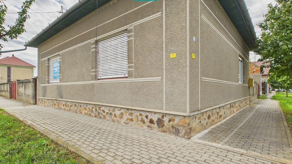 Casă cu teren generos, zonă centrală, Curtici - Poză 9