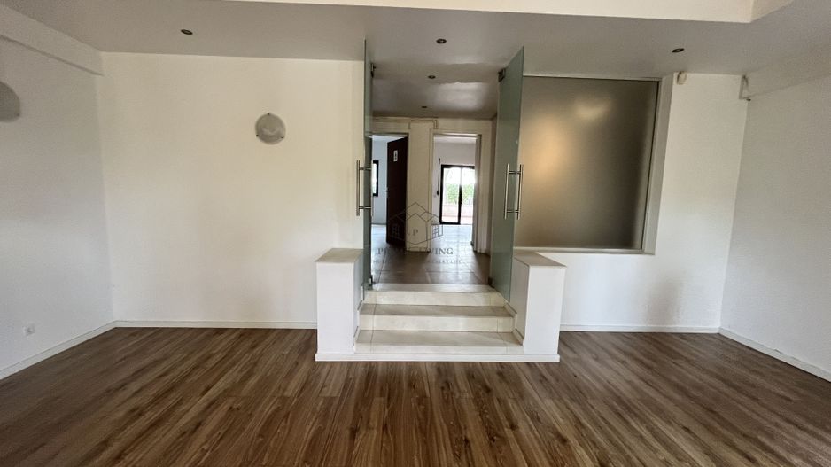 VILA CU 5 CAMERE LA INCHIRIERE PE MALUL LACULUI STRAULESTI - Poză 8