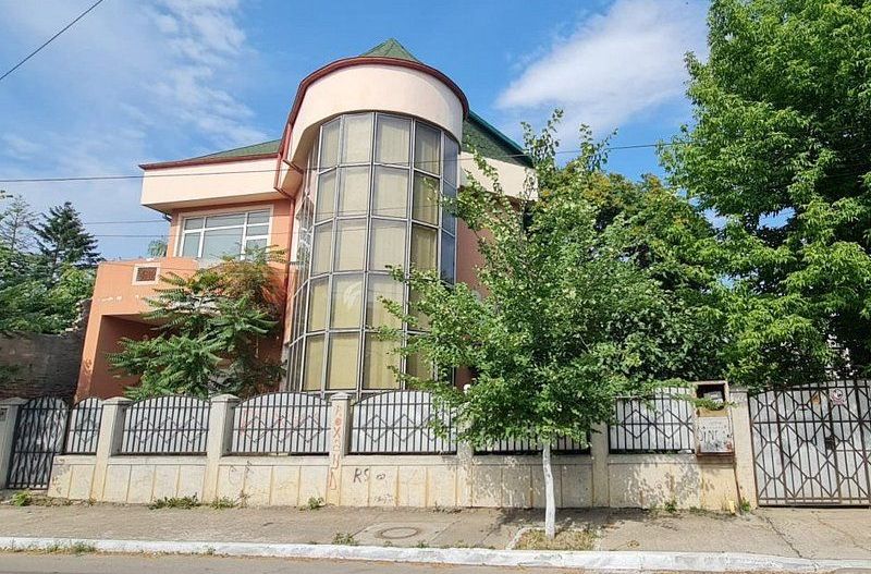 Vila cu piscina, 950  mp teren -  Piata Centrala, str. Posta Veche - Poză 1