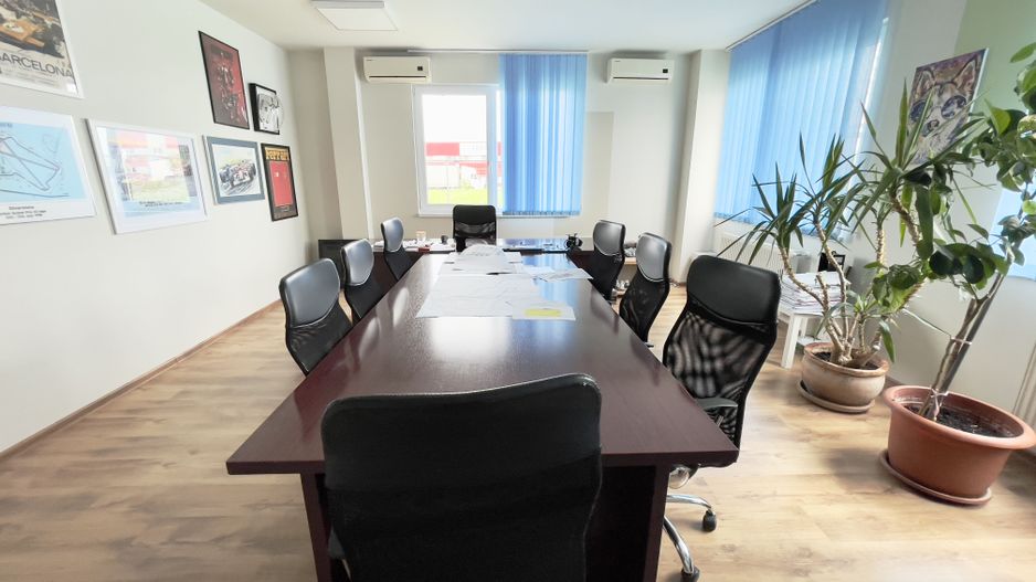 Clădire de birouri cu 12 parcări în incintă privată, UTA2, Arad - Poză 1