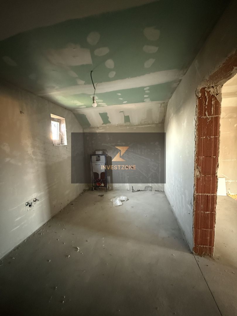 Casă spațioasă cu teren 806 mp - Poză 4