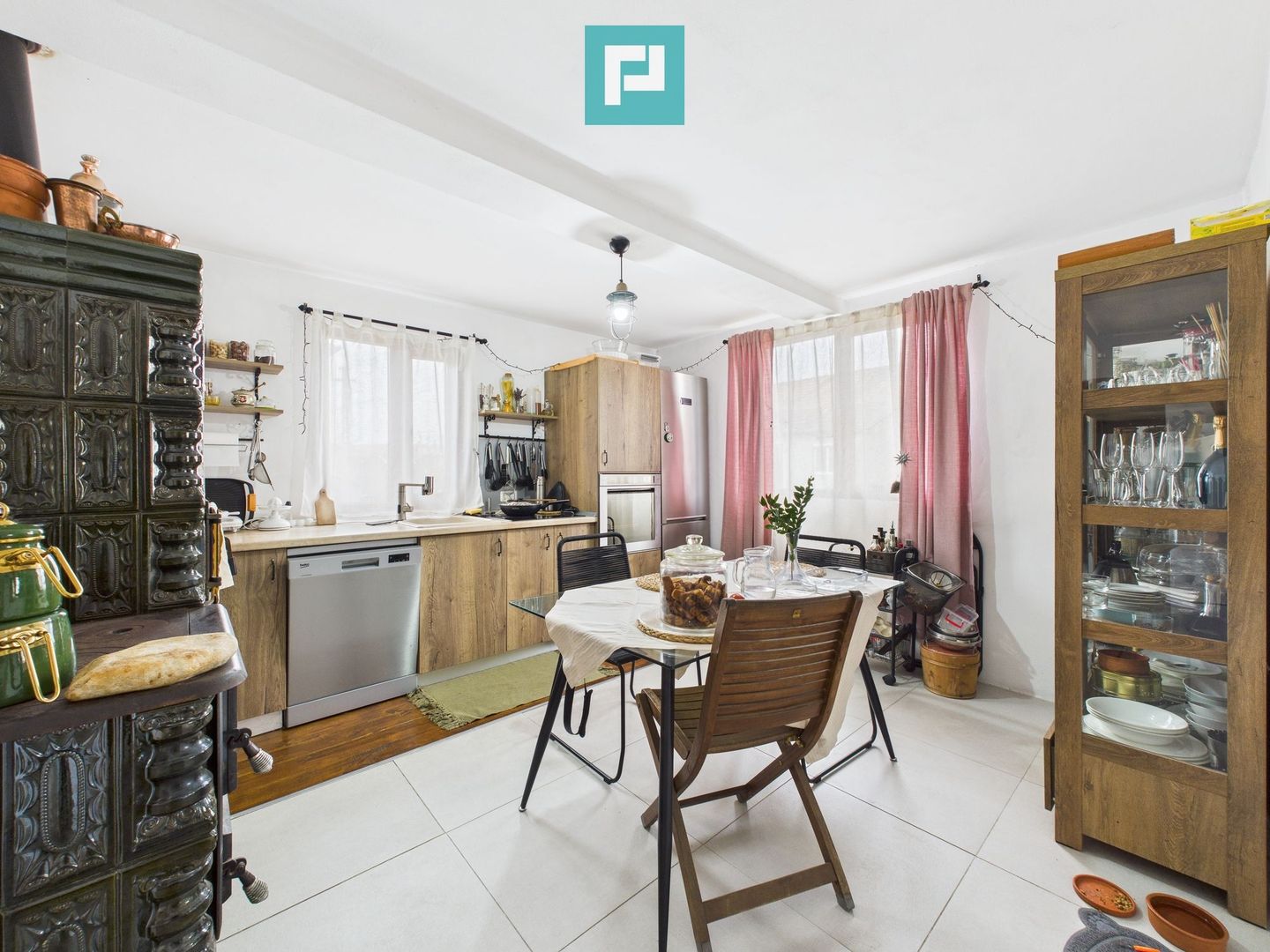 Casă renovată în localitatea Comănești, Arad - Poză 2