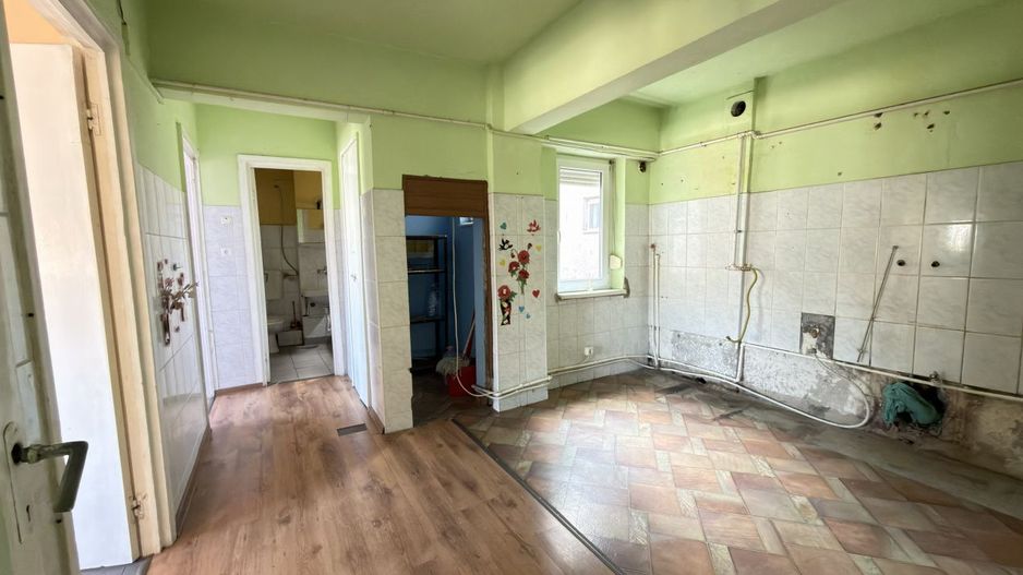 Apartament 4 camere Etaj IV, MV1, Zona Ludy - Str. Regele Ferdinand I - Carei - Poză 3