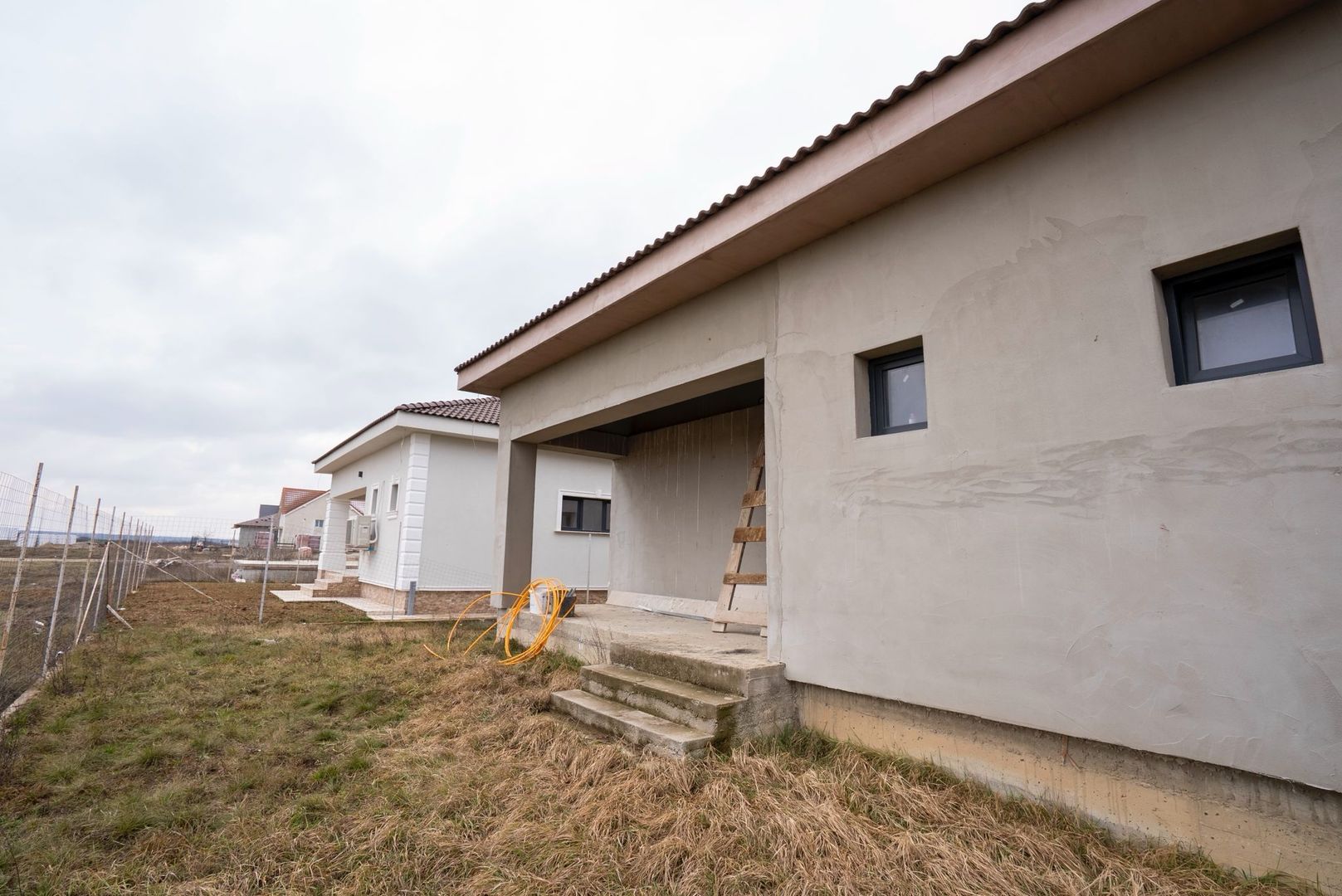 CASA NOUA SEMIFINISATA IN CIHEI CU 3 CAMERE - Poză 2