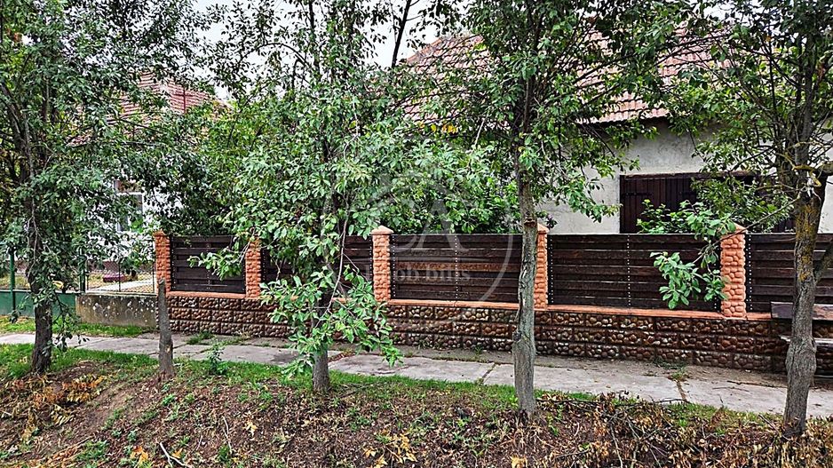 Casa de vanzare cu 4 camere si teren de 1520 in satul Batar, Bihor - Poză 1