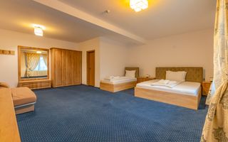 Pensiune Râșnov, 13 camere plus locuință proprietar, zonă Cetate - Poză 8