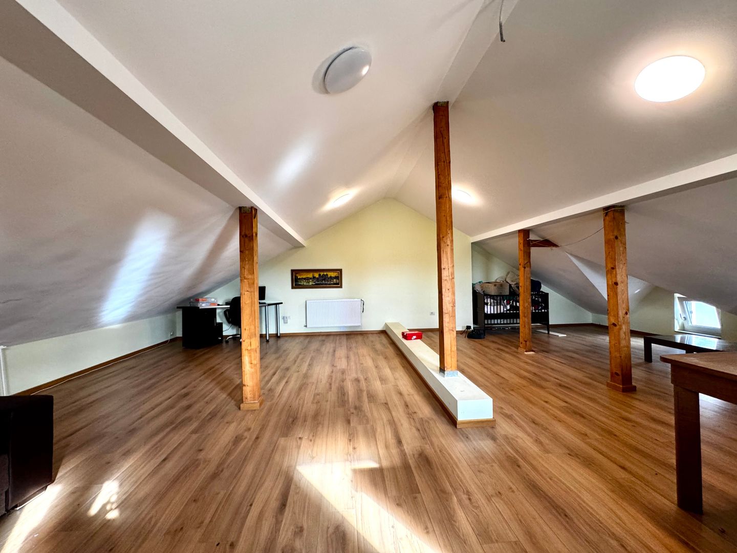 Casa spațioasă, cu teren generos, zona liniștită - in Braytim - Poză 21