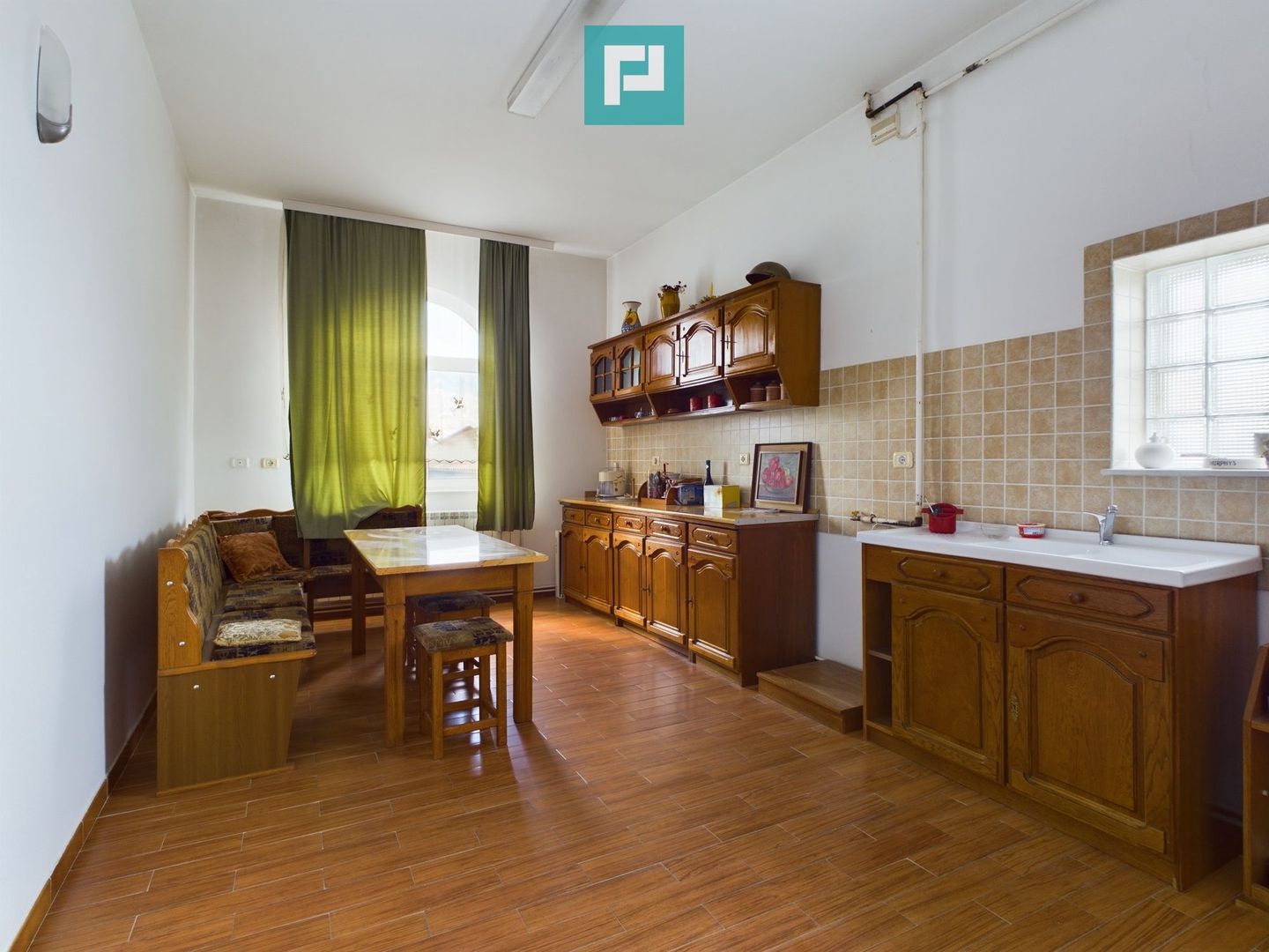 Vilă cu 3 apartamente în zona Parneava - Poză 16