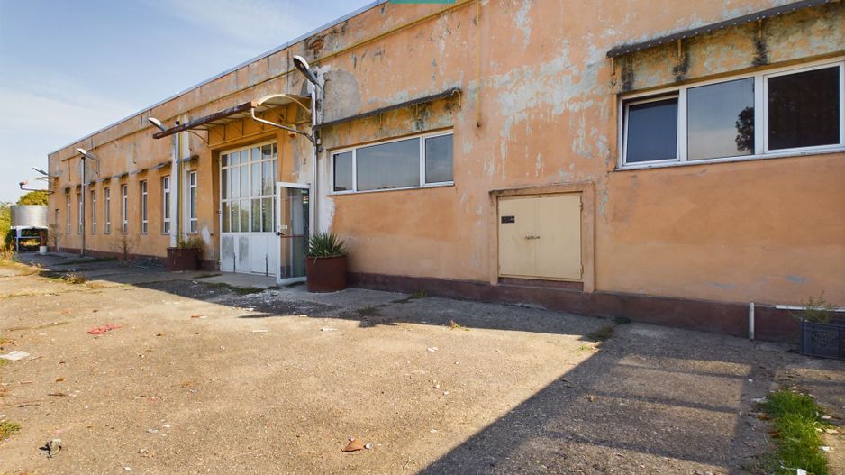 Spațiu industrial cu platformă betonată și teren - Poză 3